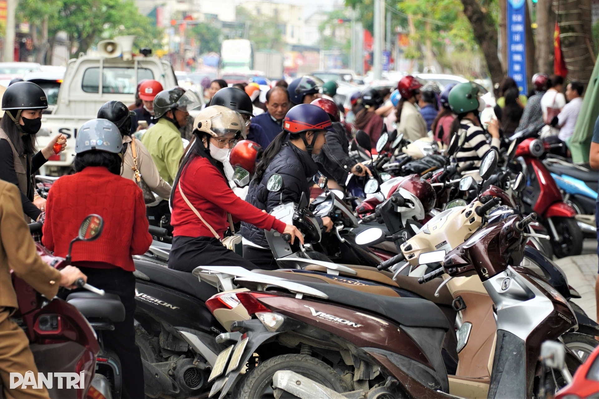 Ngày vía Thần Tài khác lạ qua lời kể của bà bán xôi - 1 Ngày vía Thần Tài khác lạ qua lời kể của bà bán xôi - 1