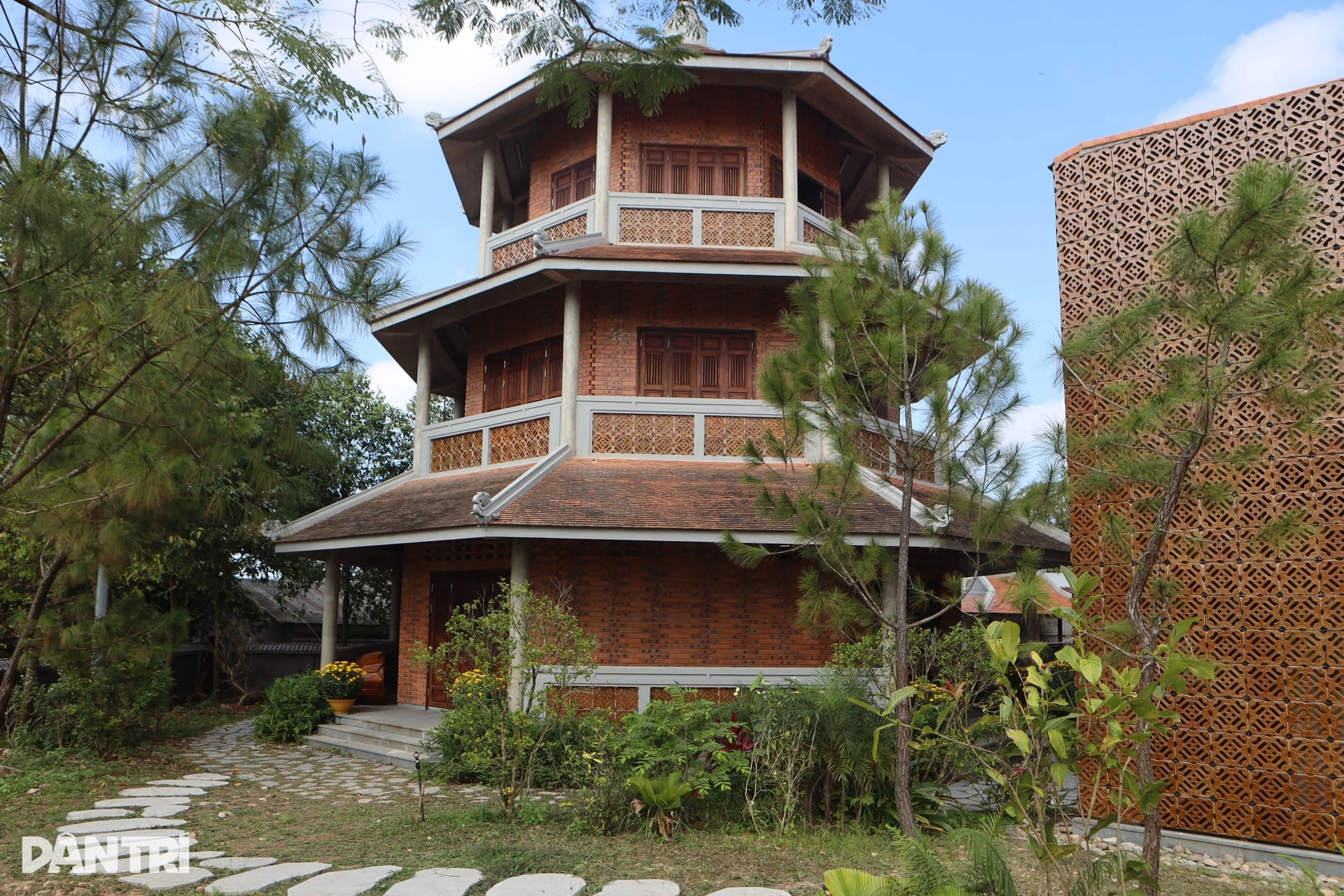 Ngôi chùa có kiến trúc độc đáo và ngôi mộ cổ không rõ lai lịch - 4