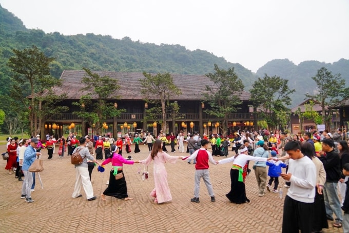 Du khách tham gia các hoạt động ở Thung Ui dịp Tết. Ảnh: Facebook Thung Ui