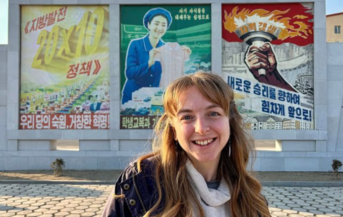 Một du khách Anh chụp ảnh lưu niệm tại Triều Tiên. Ảnh: DM