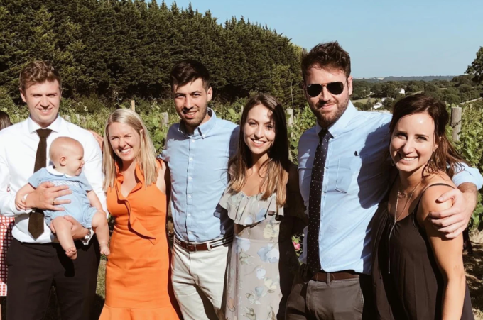 Ba đôi chụp ảnh cùng nhau, từ trái sang gồm Charlie-Becca, Chris-Alice và Luke-Jessica. Ảnh: CNN