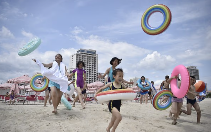 Trẻ em vui chơi tại khu nghỉ dưỡng Wonsan Kalma. Ảnh: AFP