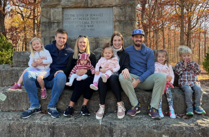 Becca - Charlie dẫn hai con đi gặp vợ chồng Alice - Chris vào năm 2023. Ảnh: CNN