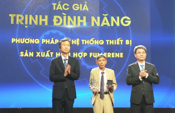 Ông BAHN Jaewon Chuyên gia cao cấp của tổ chức Sở Hữu trí tuệ thế giới và Ông Đinh Hữu Phí - Cục trưởng Cục Sở hữu trí tuệ, Bộ Khoa học và Công nghệ trao Giải ba cho giải pháp phương pháp và hệ thống thiết bị sản xuất hỗn hợp Fullerene của tác giả Trịnh Đình Năng, tháng 4/2019. Ảnh: Cục Sở hữu trí tuệ