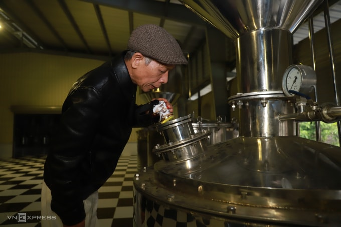 Nhà sáng chế Trịnh Đình Năng chất lượng sản phẩm tại hệ thống dây chuyền trích ly các hoạt chất thiên nhiên, tại xưởng sản xuất ở phường Xuân Hòa, Phú Thọ, ngày 17/1. Ảnh: Nga Thanh