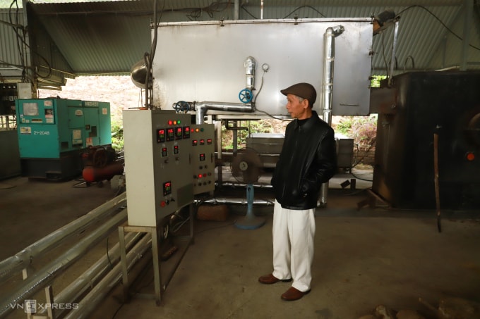 Ông Trịnh Đình Năng đang kiểm tra lò đốt cấp nhiệt bằng củi đốt, giúp toàn bộ nhà máy vận hành tại xưởng sản xuất ở phường Xuân Hòa, Phú Thọ, ngày 17/1. Ảnh: Quỳnh Nguyễn