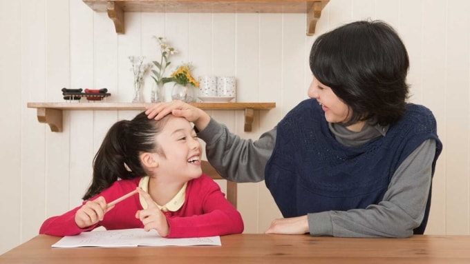 Vì danh xưng người mẹ hoàn hảo, nhiều phụ nữ chịu áp lực khi nuôi dạy con. Ảnh: Marriage and Family