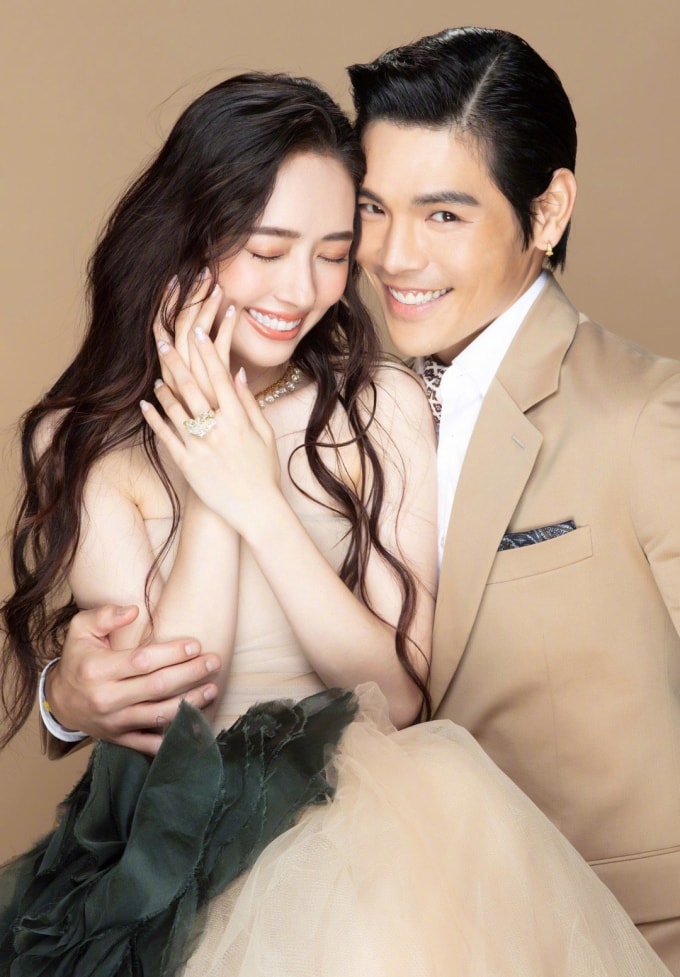 Hướng Tá và vợ, diễn viên Quách Bích Đình. Ảnh: Weibo