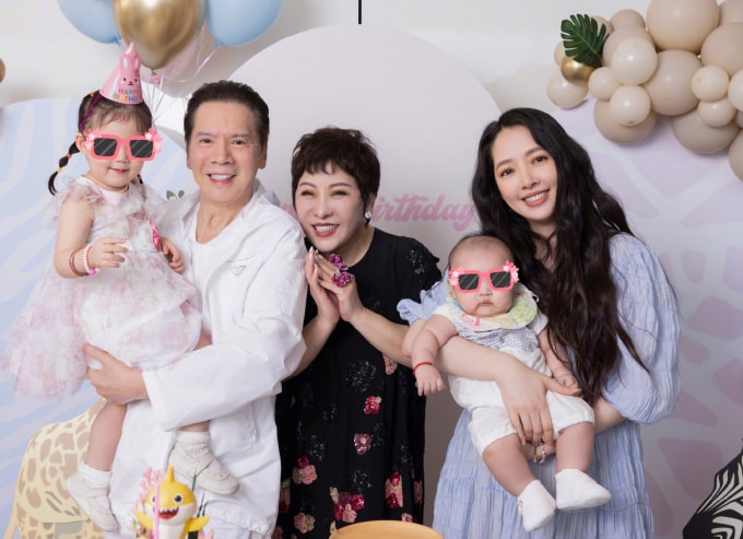 Vợ chồng Hướng Hoa Cường bên con dâu, cháu nội. Ảnh: Weibo