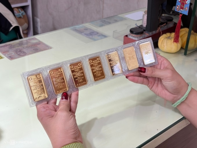 Một vỉ vàng miếng thương hiệu tại cửa hàng SJC Nguyễn Thị Minh Khai, tháng 2/2026. Ảnh: Tất Đạt