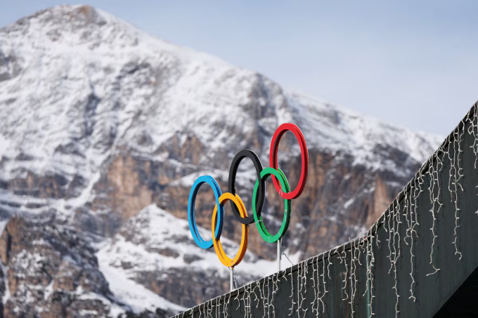 Biểu tượng vòng tròn Olympic trên Sân vận động Cortina Curling Olympic, Cortina, Italy, ngày 25/1. Ảnh: Reuters