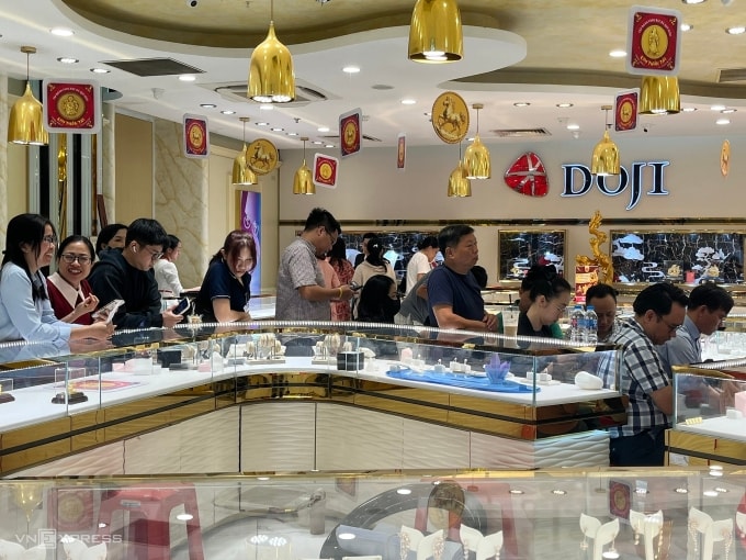 Gần 40 lượt khách xếp hàng lúc 10h sáng tại DOJI Hàm Nghi (TP HCM) ngày 26/2, và được mua không giới hạn vàng nhẫn 24K. Ảnh: Quỳnh Trang