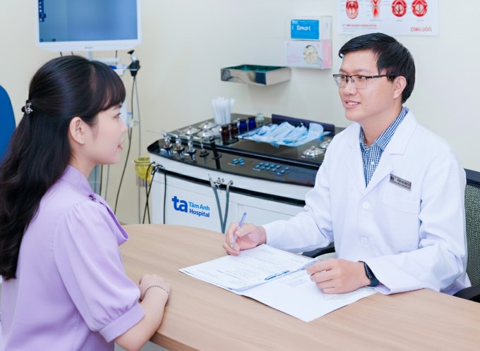 Bác sĩ Phát đang tư vấn cho một người bệnh. Ảnh: Phòng khám Đa khoa Tâm Anh Quận 7