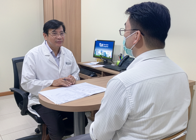 Bác sĩ Hoàng tái khám cho anh Nghĩa. Ảnh: Bệnh viện Đa khoa Tâm Anh