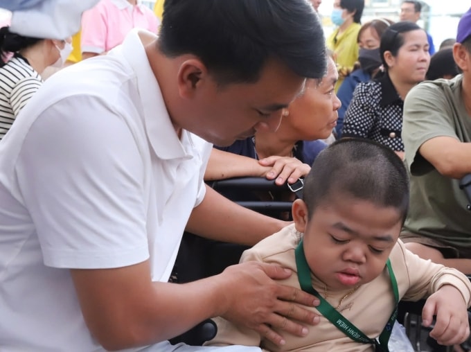 Anh Thành và bé Phúc Quang tại Bệnh viện Nhi đồng 1, ngày 26/2. Ảnh: An Bình