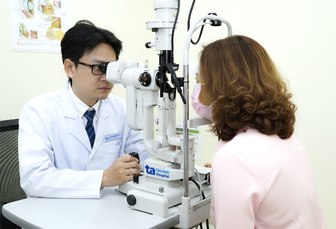 Bác sĩ Huy quan sát cấu trúc bên trong mắt của chị Vân bằng đèn khe sinh hiển vi. Ảnh: Bệnh viện Đa khoa Tâm Anh