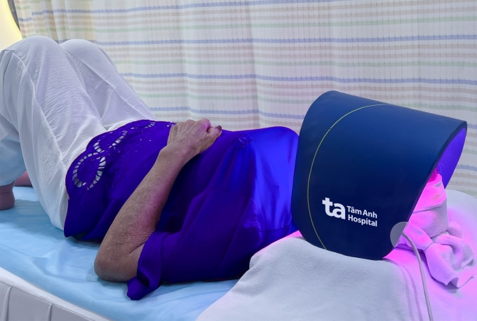 Bà Như được chiếu đèn led sinh học nhằm tăng tốc độ phục hồi da. Ảnh: Bệnh viện Đa khoa Tâm Anh