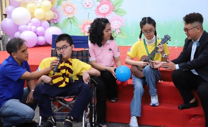 Chị em Thư biểu diễn văn nghệ tại ngày hội bệnh hiếm của Bệnh viện Nhi đồng 1, sáng 26/2. Ảnh: An Bình