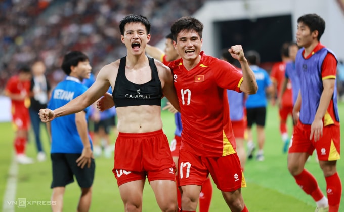 Tiền đạo Việt Nam Nguyễn Thanh Nhàn (trái) nhận thẻ vàng vì cởi áo ăn mừng sau khi ghi bàn ấn định chiến thắng 3-2 trước Thái Lan ở chung kết bóng đá nam SEA Games 33, trên sân Rajamangala ở Thái Lan vào ngày 18/12/2025. Ảnh: Đức Đồng