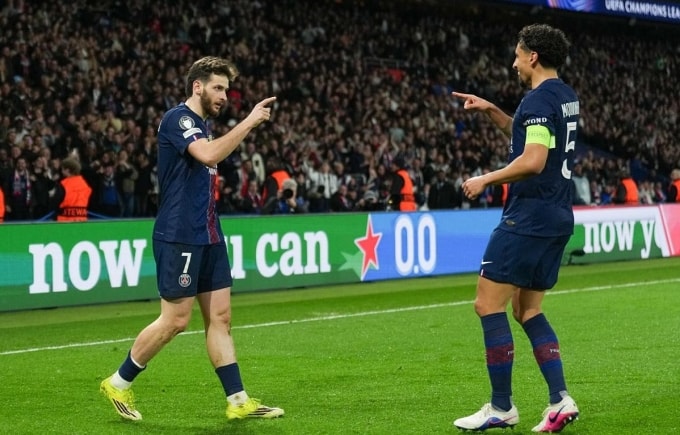 Kvaratskhelia (trái) mừng bàn nâng tỷ số lên 2-1 cùng Marquinhos, trên sân Parc des Princes, Paris, Pháp hôm 25/2. Ảnh: Reuters