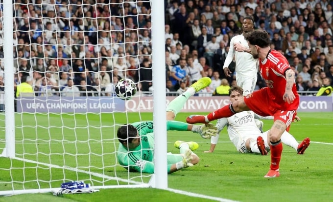 Rafa Silva (áo đỏ) mở tỷ số trận Real 2-1 Benfica ở lượt về vòng play-off Champions League tối 25/2. Ảnh: AS