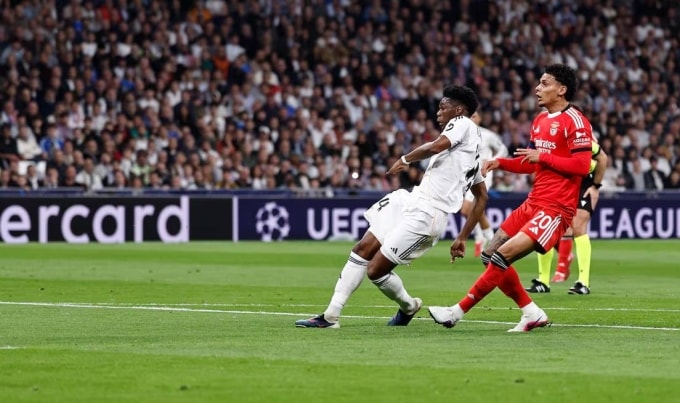 Tchouameni (áo trắng) gỡ hòa trong trận Real 2-1 Benfica ở lượt về vòng play-off Champions League tối 25/2. Ảnh: AS