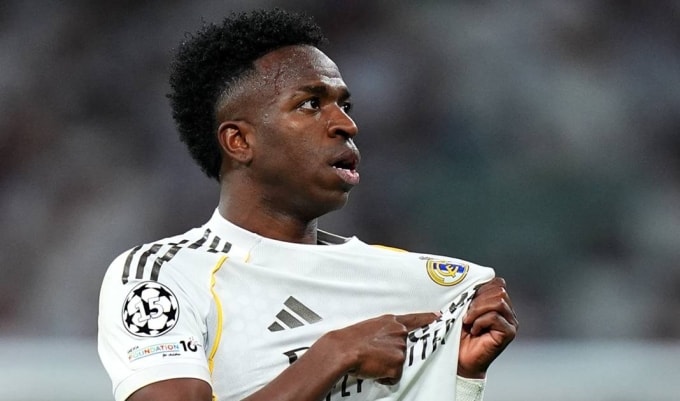 Vinicius mừng bàn ấn định chiến thắng trận Real 2-1 Benfica ở lượt về vòng play-off Champions League tối 25/2. Ảnh: AFP