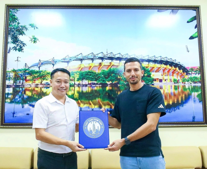 Tân Giám đốc điều hành CLB Nam Định Vũ Hồng Việt (trái) trao hợp đồng dẫn dắt cho HLV Mauro Jeronimo tại sân Thiên Trường, Ninh Bình vào ngày 14/11/2025. Ảnh: Nam Định FC