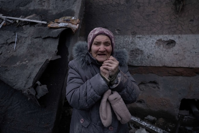 Một cư dân đứng bên cạnh tòa nhà bị không kích ở Kramatorsk, tỉnh Donetsk ngày 8/2. Ảnh: AFP