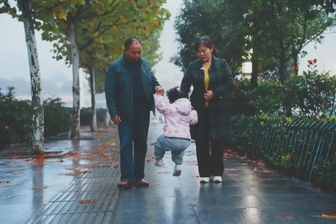 Vợ chồng chị Hoàng nói sẽ tiếp tục chăm sóc và nuôi dưỡng Bé Sữa. Ảnh: The Paper