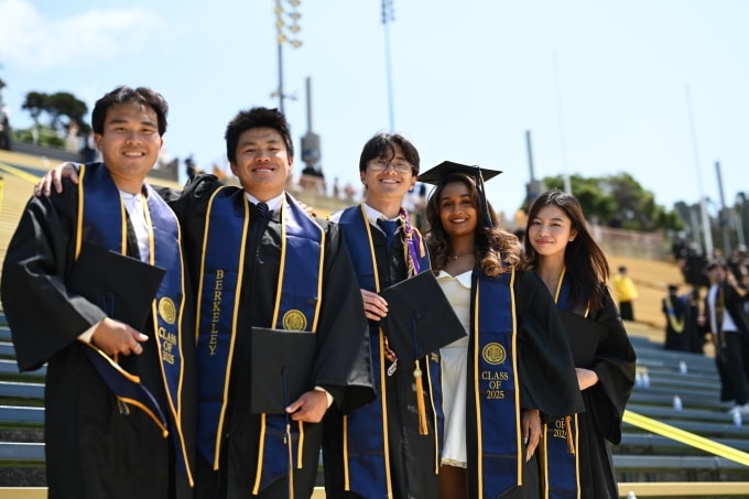 Sinh viên trong lễ tốt nghiệp tại Đại học California-Berkeley, Mỹ. Ảnh: UC Berkeley Fanpage