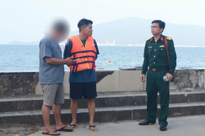 Người đàn ông tại phường Hòa Khánh bị bắt quả tang đang bay flycam trên đường Nguyễn Tất Thành. Ảnh: Ban Chỉ huy quân sự cung cấp