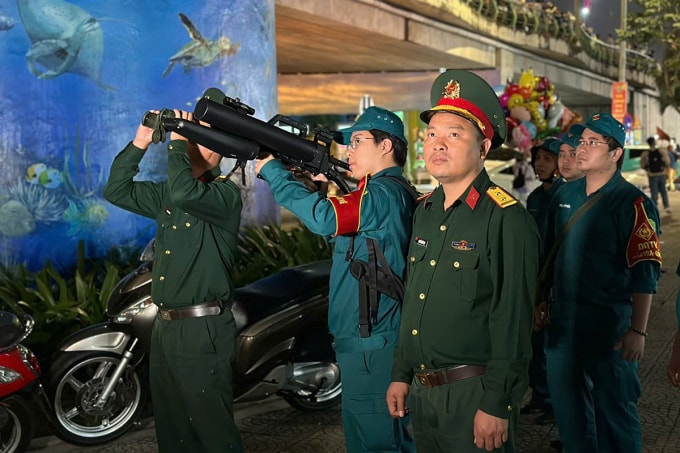 Lực lượng chức năng giám sát thiết bị không người lái tại khu vực phường An Hải. Ảnh: Ban Chỉ huy quân sự cung cấp