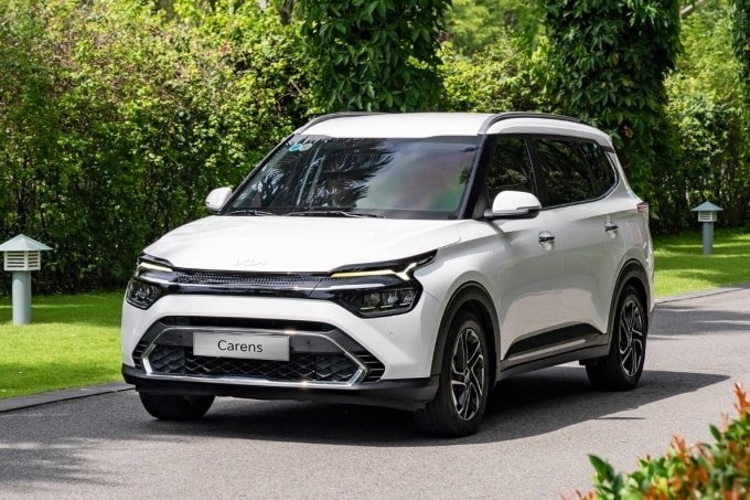 Kia Carens hướng đến nhóm người dùng gia đình, lợi thế ở không gian 7 chỗ và thiết kế gầm cao. Ảnh: Kia Việt Nam