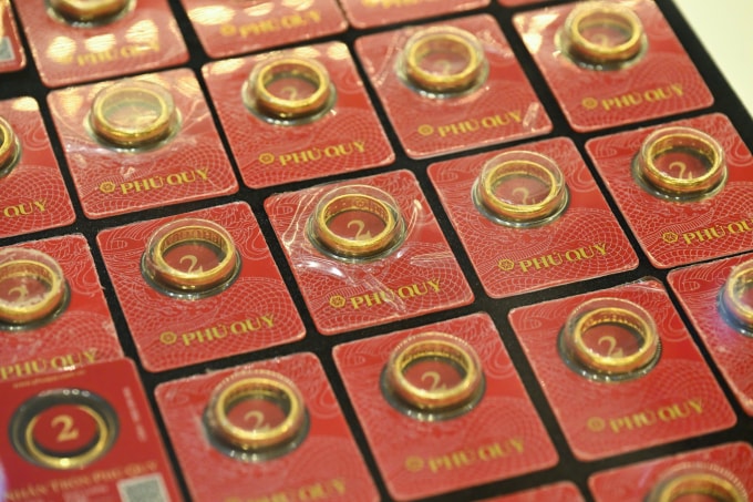 Khách hàng mua vàng sáng sớm ngày vía Thần Tài 2026 tại phố Trần Nhân Tông, Hà Nội. Ảnh: Giang Huy