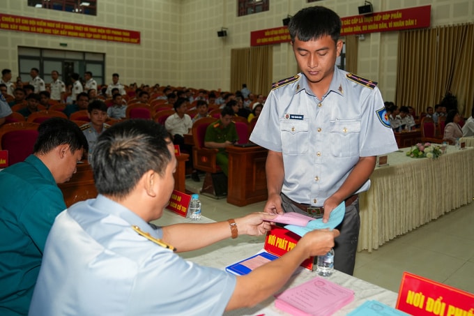 Cử tri Chi đội Kiểm ngư số 2 nhận phiếu bầu. Ảnh: Trường Hà