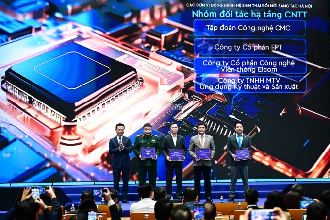 Bộ trưởng Khoa học và Công nghệ Nguyễn Mạnh Hùng trao chứng nhận cho đại diện CMC, Elcom, FPT - nhóm đối tác hạ tầng CNTT, đồng hành cùng hệ sinh thái đổi mới sáng tạo Hà Nội. Ảnh: Trọng Đạt