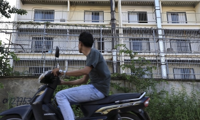 Bên ngoài khu phức hợp Won-gu, được cho là một trong những trung tâm lừa đảo qua điện thoại, ở thủ đô Phnom Penh, Campuchia, hồi tháng 10/2025. Ảnh: Chosun