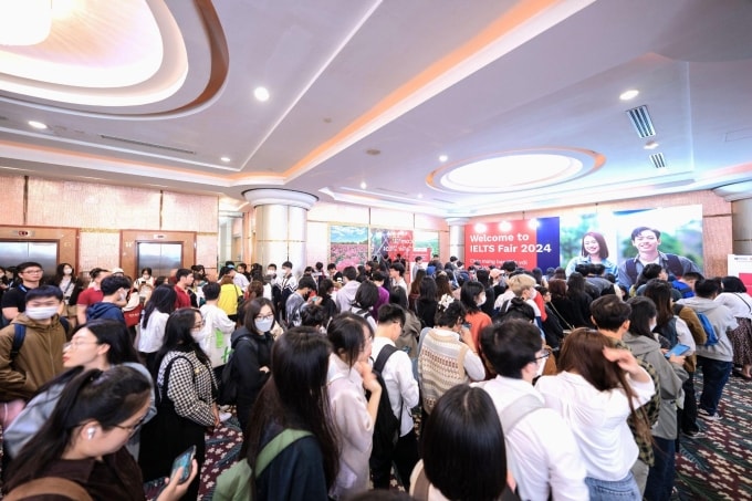 Hàng trăm người tham dự đăng ký trải nghiệm hoạt động tại IELTS Fair 2024. Ảnh: Hội đồng Anh.