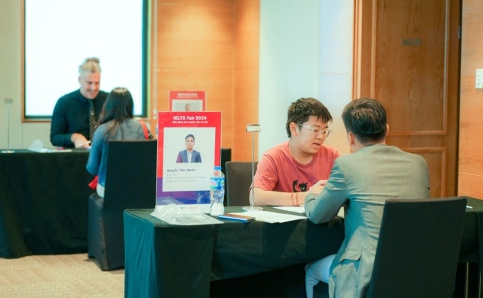 Người tham gia trải nghiệm phiên tư vấn 1:1 tại IELTS Fair 2024 cùng chuyên gia để xây dựng lộ trình thi IELTS đáp ứng mục tiêu cá nhân. Ảnh: Hội đồng Anh