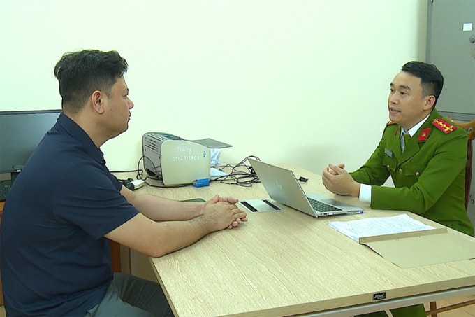 Nghi can Linh (góc trái), làm việc với cảnh sát. Ảnh: Công an cung cấp