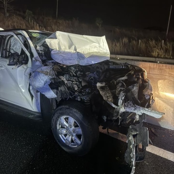 Phần đầu xe 7 chỗ bị biến dạng. Ảnh: Nguyễn Kha