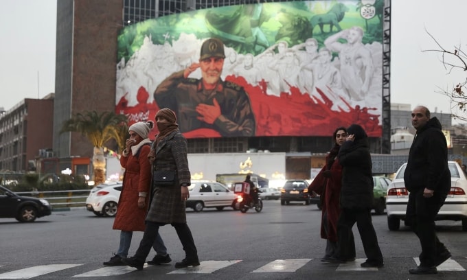 Người dân đi lại trên một con phố tại thủ đô Tehran, Iran, hôm 2/1. Ảnh: Reuters