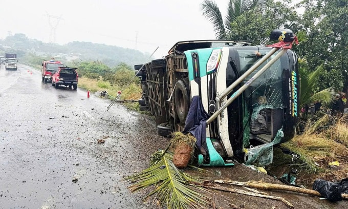 Xe khách lật nghiêng, hư hỏng nặng sau tai nạn. Ảnh: Thái Hà