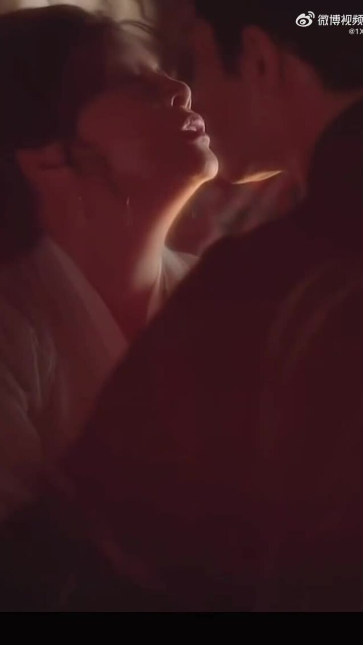 Lưu Hiểu Khánh đóng cảnh hôn bạn diễn kém 30 tuổi