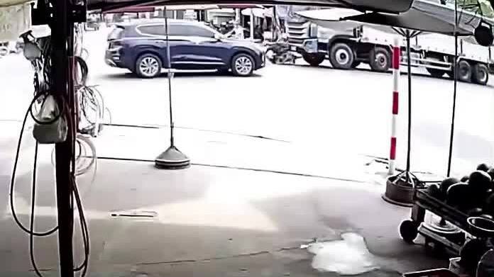 Hai người thoát chết trong gầm xe tải