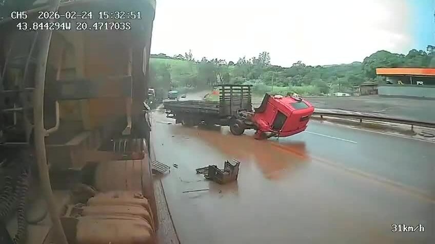 Xe tải gãy gập cabin khi va vào xe đầu kéo