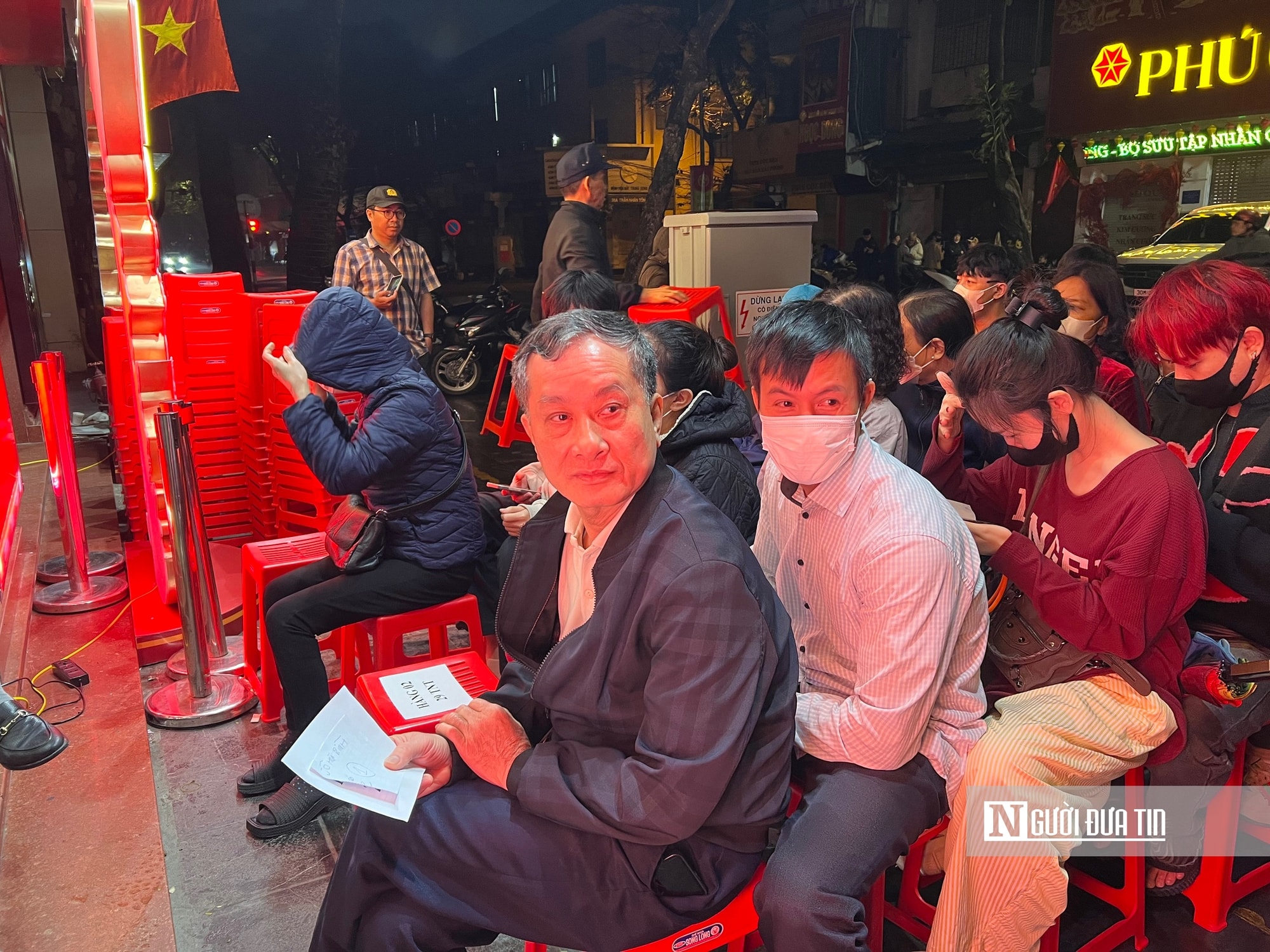 Xuyên đêm xếp hàng mua vàng bạc ngày vía Thần Tài: Người lớn giữ lệ mua vàng, giới trẻ chuộng bạc tích lũy- Ảnh 2.