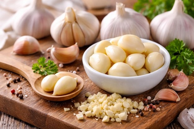 Thường xuyên ăn tỏi sống có lợi gì cho sức khỏe? - Ảnh 1.