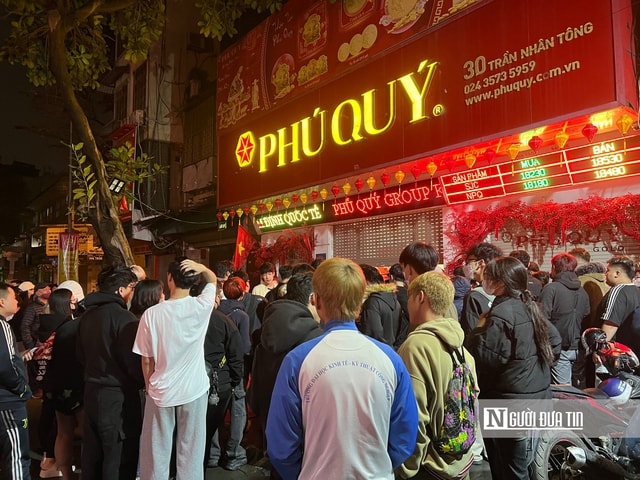 Xuyên đêm xếp hàng mua vàng bạc ngày vía Thần Tài: Người lớn giữ lệ mua vàng, giới trẻ chuộng bạc tích lũy- Ảnh 4.